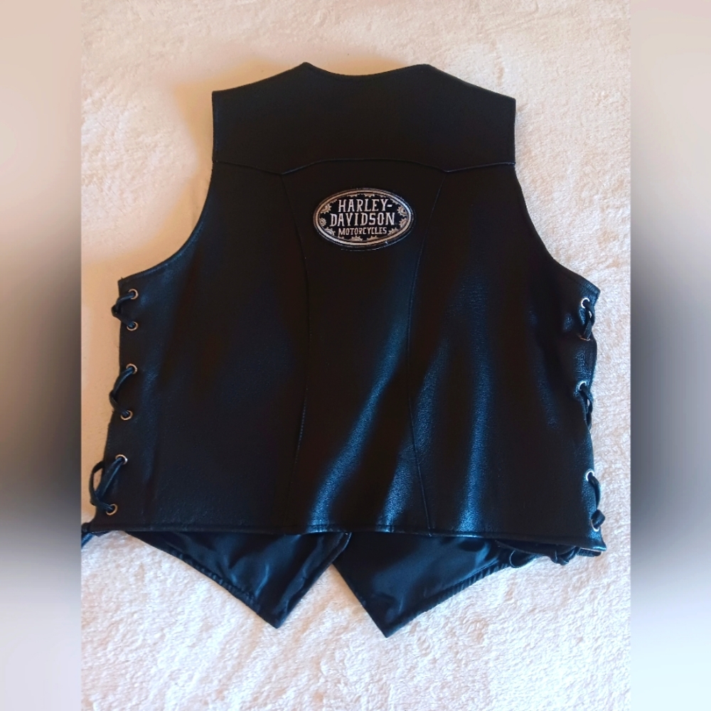 WOMEN'S BLACK LEATHER VEST BY BIKERS CLUB WITH AUTHENTIC HARLEY DAVIDSON PATCH